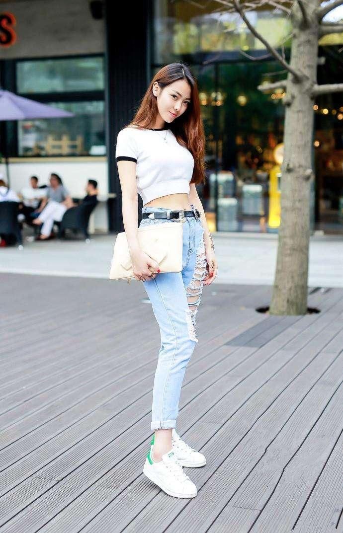 街拍:清纯可爱的小美女，笑的好甜美，看一眼你就会爱上她们!