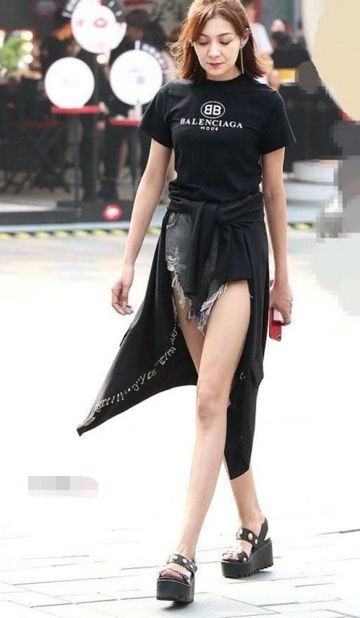 牛仔短裤黑背心，夏天的小姐姐就是这么清爽迷人！