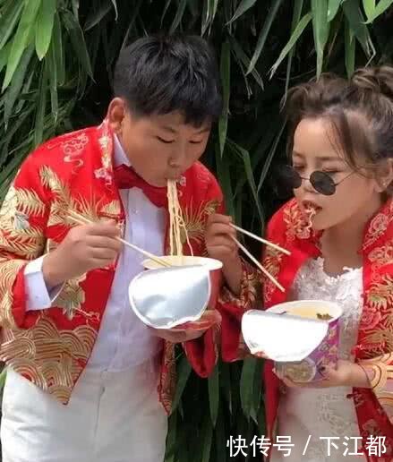  「婚纱照」侏儒症小夫妻追求创意婚纱照，吃下6桶泡面，看到成片好撑