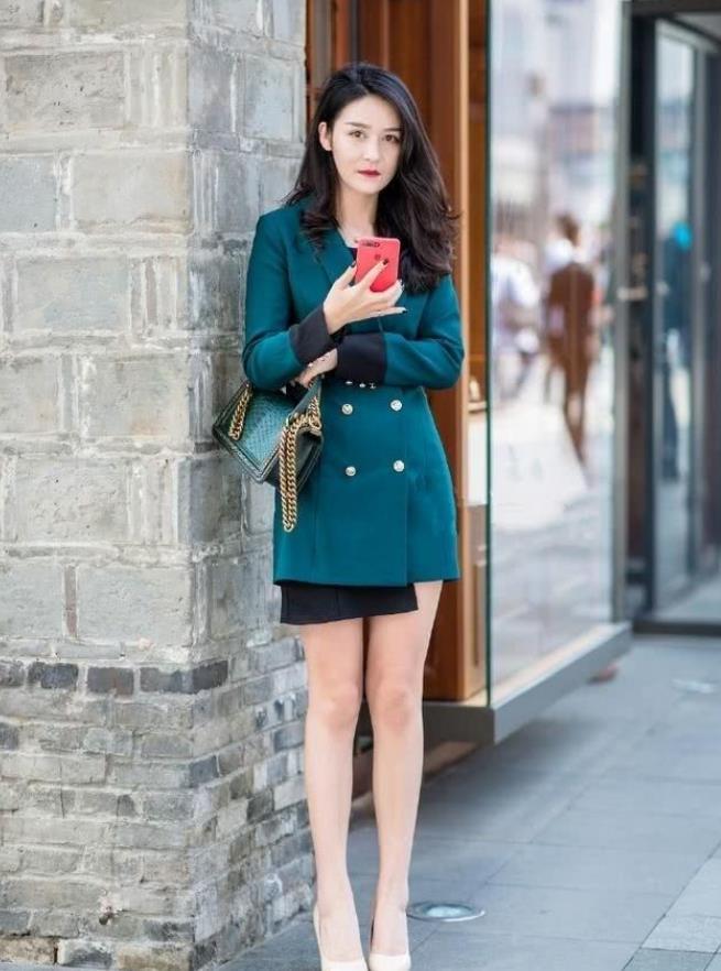『装配』街拍:高挑靓丽的美女,身穿个性衣装配高跟鞋,很漂亮