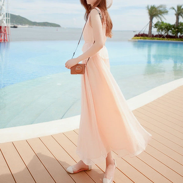 泳衣扔了吧!现在海边度假都穿“沙滩裙”，迷得路人一路三回头