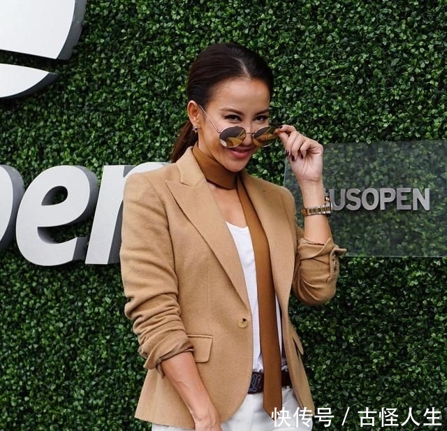  『感觉』李玟开挂了，西服配白色休闲裤帅气减龄，身材比例堪比超模