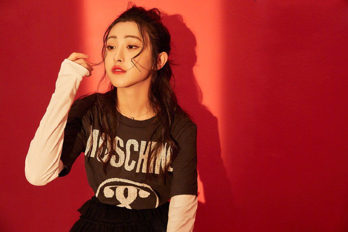 朱圣祎气质性感写真图集，时尚靓丽，青春朝气!