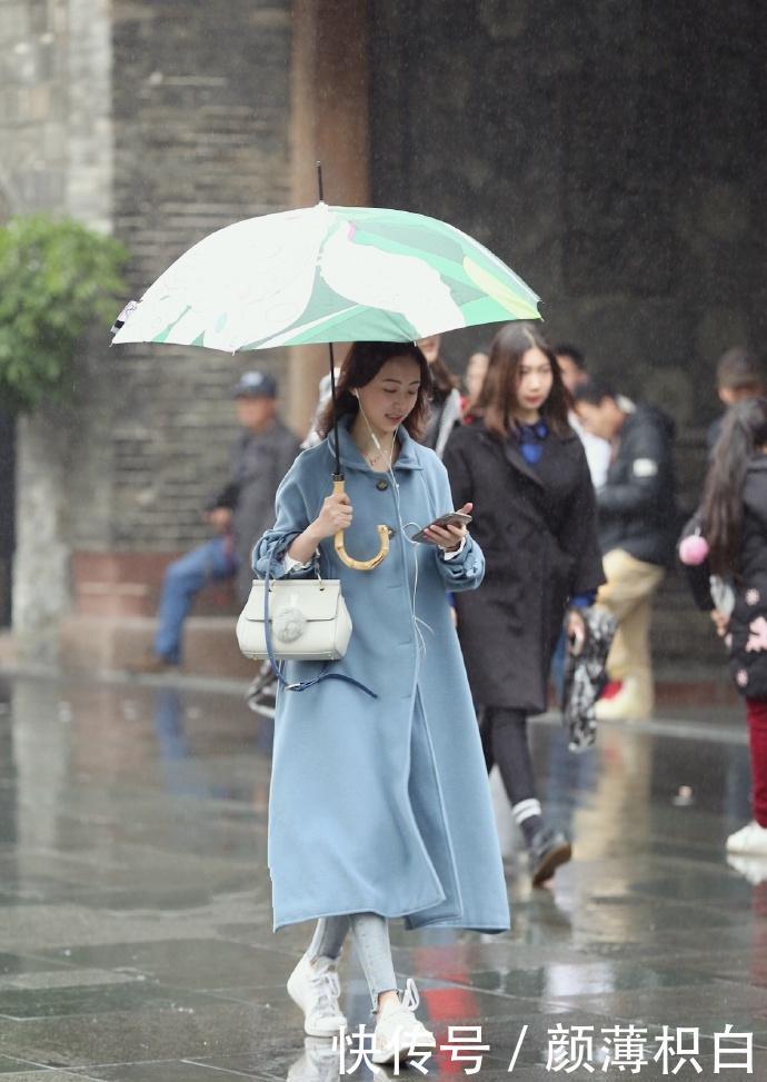  『小姐姐』街拍：初春浅色穿搭更流行，穿对这几款够你美了，想低调都不行！