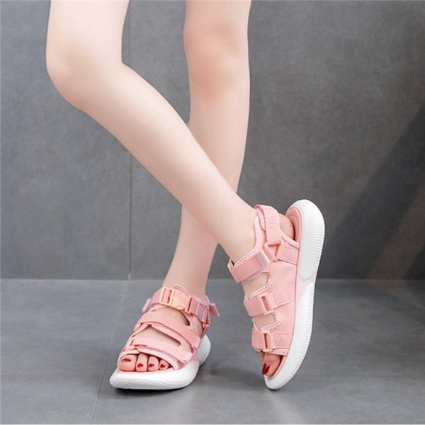 三伏天就要穿凉鞋，不仅时尚美观，穿起来还很有气质，出门超有面