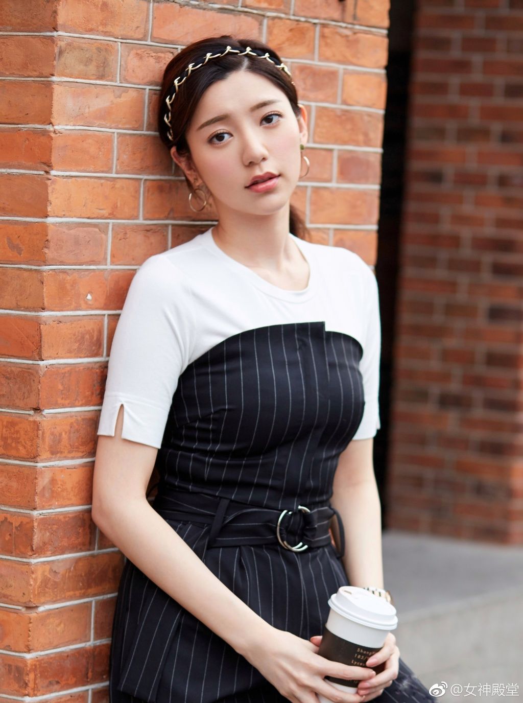 郭雪芙时尚写真，镂空短裙秀出一双白皙美腿 脚也好漂亮