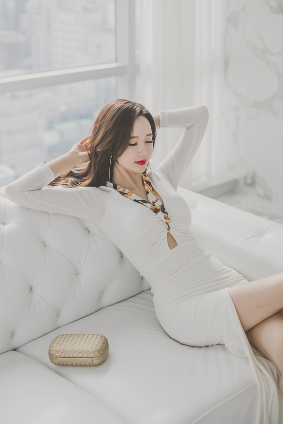 红唇美女李妍静紧身长裙完美曲线写真