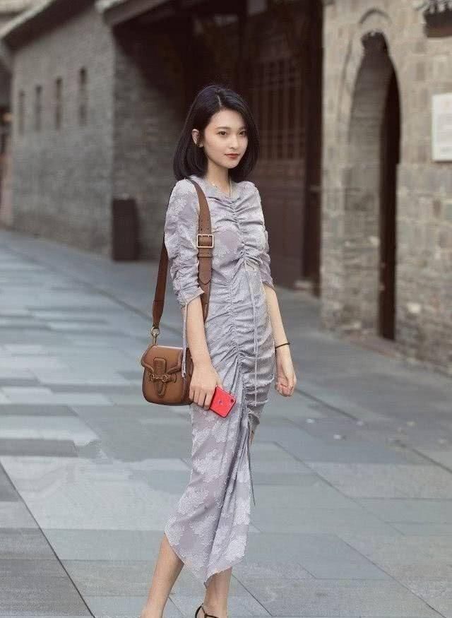  『小姐姐』路人街拍，美女蕾丝裙搭配帅气的休闲西装，特别的潮流