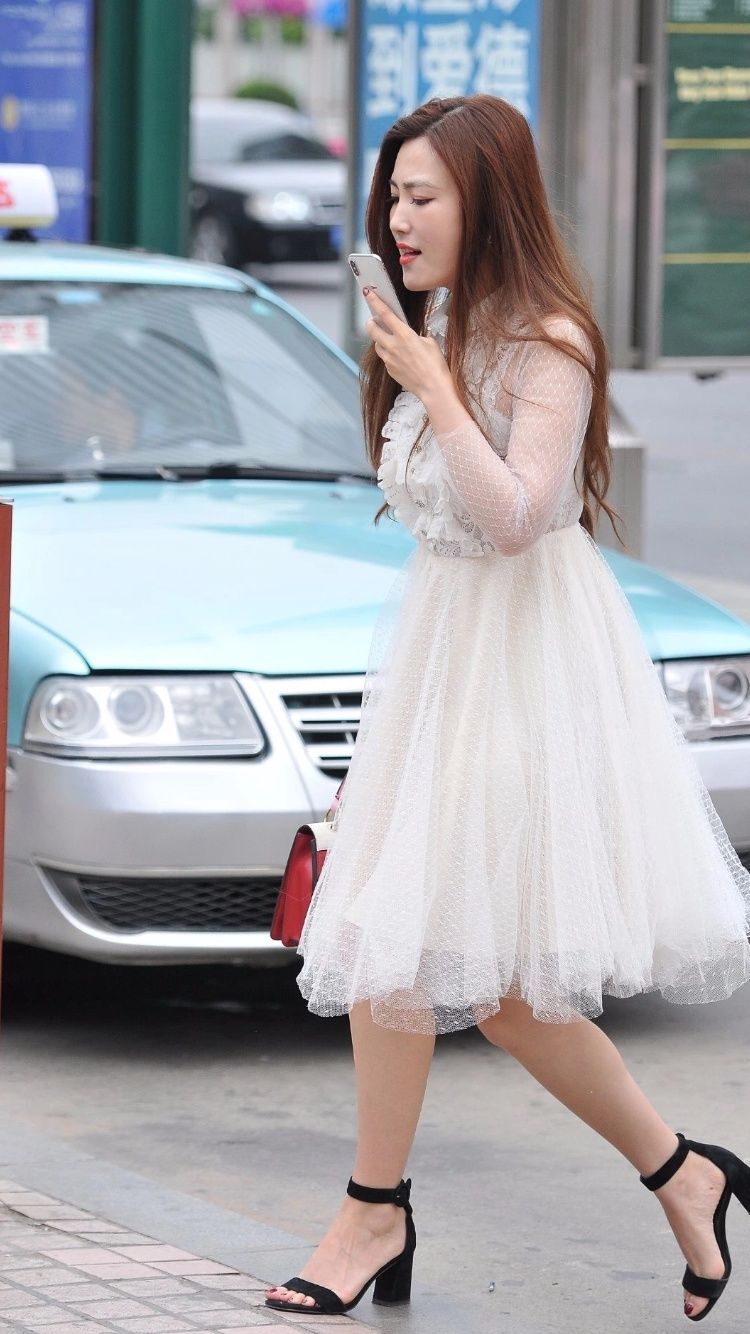 街拍丨穿白色蕾丝纱裙的小姐姐，肉肉的挺性感。