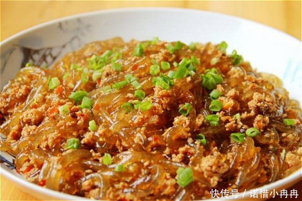  「分明」炒粉条时，焯水后直接炒是大错多加1步，粉条根根分明，不粘锅