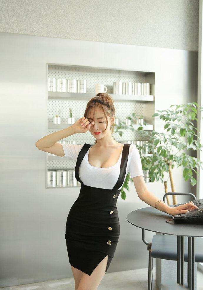 紧身衣搭配吊带裙, 好身材就是迷人