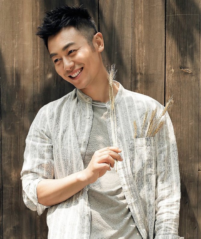 2004年,出演个人首部电视剧《爱在左,情在右》,从而正式进入演艺圈.