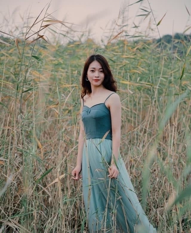 『生活』街拍美女:一袭连衣裙,天生丽质,融入自然的甜美与优雅!