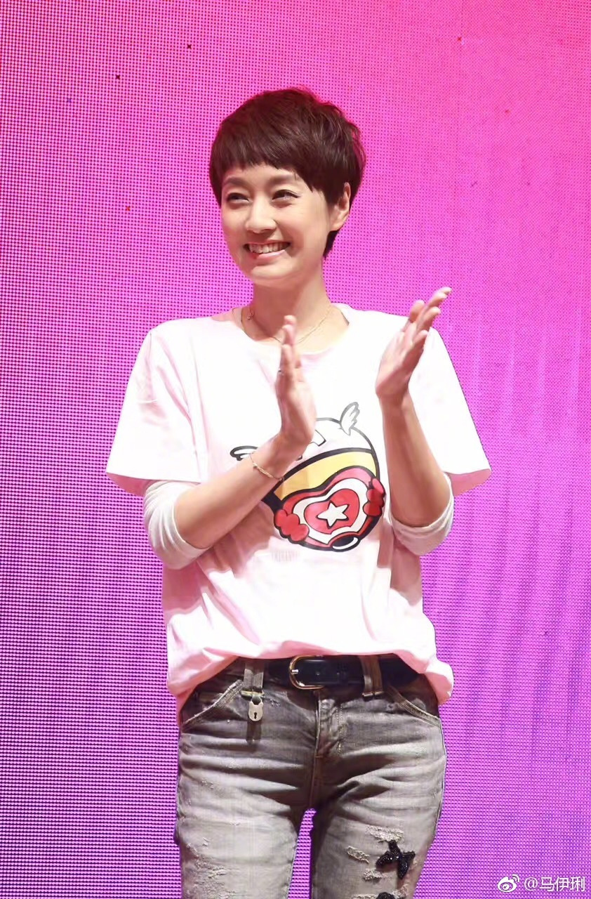 42岁马伊琍真会穿！一袭粉色长裙显小20岁，网友：比姚笛美