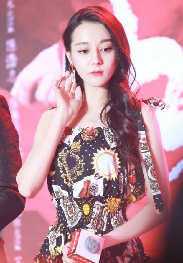 迪丽热巴带货能力不输老板杨幂，一声不响就带火了“纸牌耳环”！