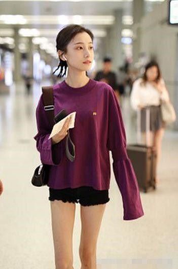 “明玉”姜梓新双腿“细如牙签”，网友:像孩子腿，还没我胳膊粗