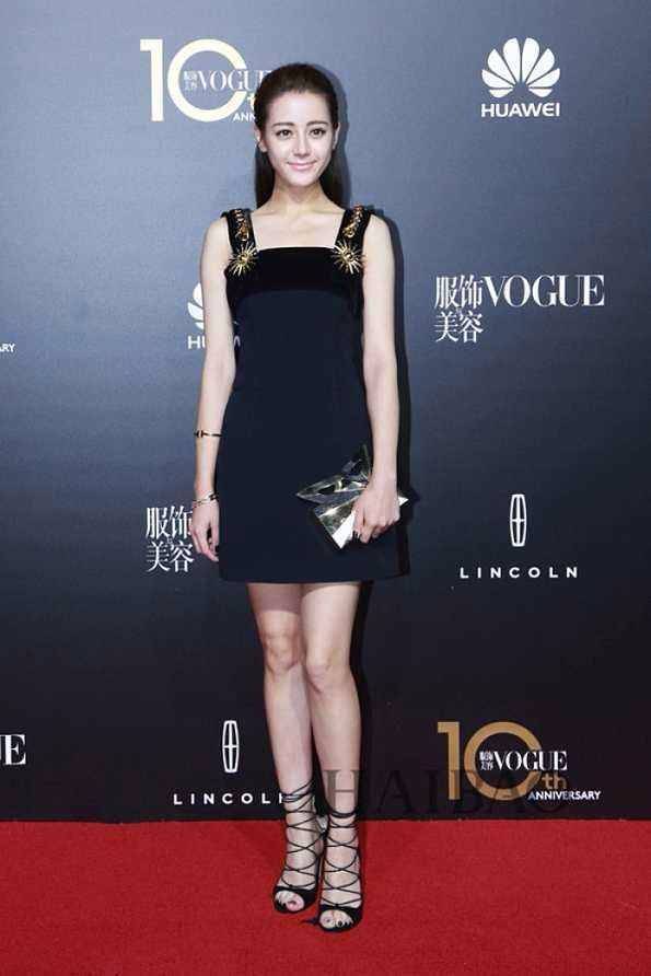 关晓彤一穿上黑裙，气质都不一样了！迪丽热巴都不配当她的对手！