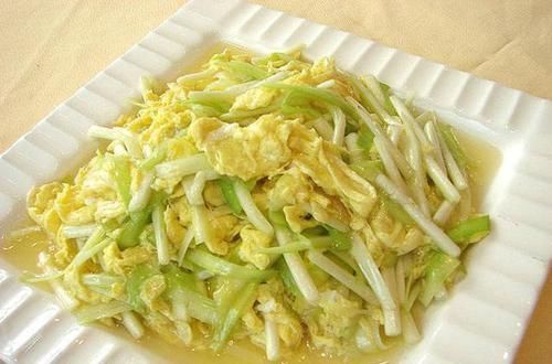 「不用」原来韭黄也能自家种,不用阳光就能呼呼长,割了一茬又一茬