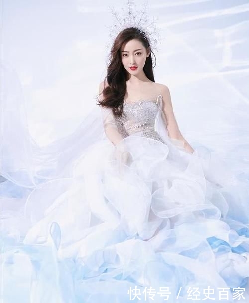 低俗：微透长裙勾出好比例，性感又不低俗，张天爱的“夹腿站”美到犯规