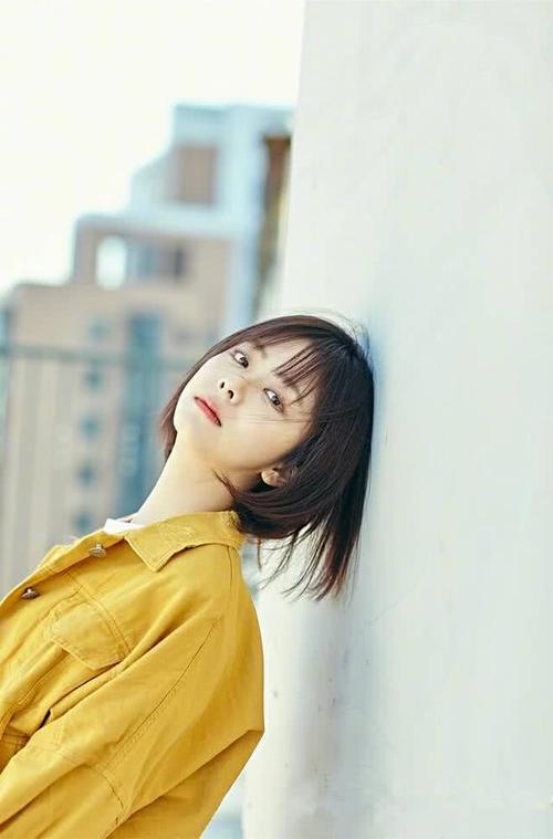 同是穿休闲装，谭颂韵美得不像话，而迪丽热巴有种放荡不羁的感觉