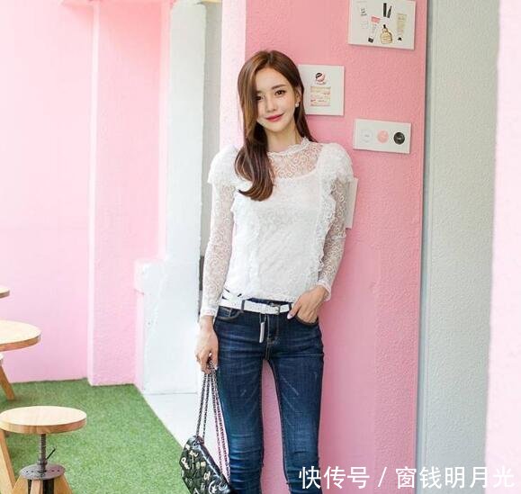 街拍,短发小姐姐穿露脐装配紧身牛仔裤,气质妩媚女人味十足!