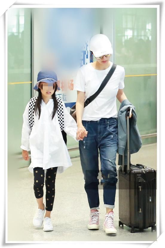 袁泉厉害！白T配仔裤完美展现简约风，网友直呼：重点都在鞋子上