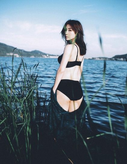 柳岩和童菲同是拍男人装，童菲比柳岩大胆多了，时尚片拍成科幻片