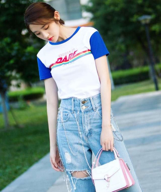 安利点唐艺昕美图，身身够迷人 网友：拿她解解馋，真养眼