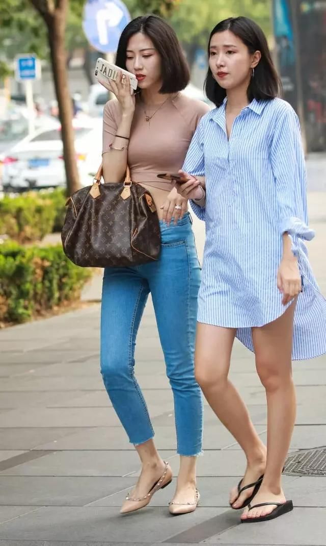 街拍：女神搭配高跟鞋显得十分优雅，独特韵味，完美的衬托出来