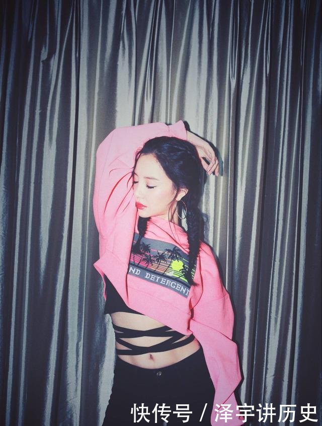  小腹■李小璐真不愧是辣妈中的战斗机, 身穿性感卫衣, 小腹忒撩人
