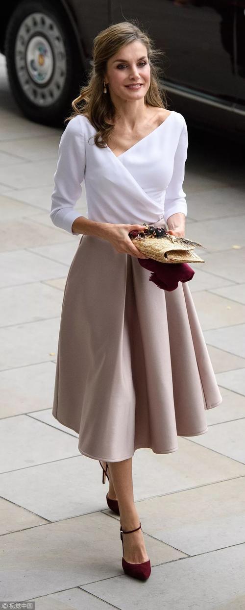 穿出优雅夏日风，我听这位西班牙王后的