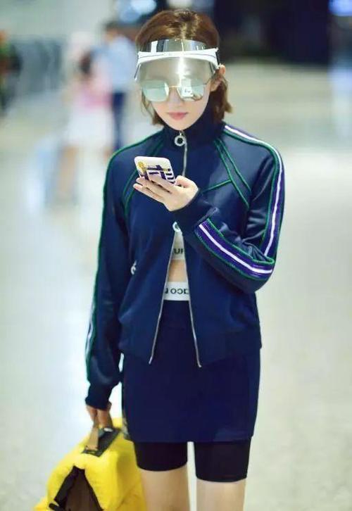 景甜穿运动包臀裙露出半截安全裤，这时尚真的有点难懂！