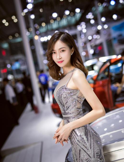 聚光灯下：性感包臀裙车模小姐姐，有气场又显身材，凸显气质美！