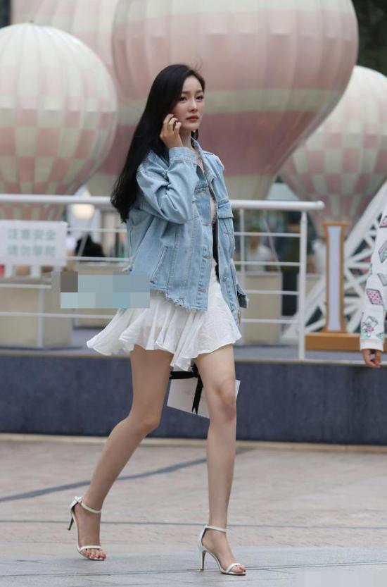 这位时尚小姐姐长相甜美可爱，很有魅力!