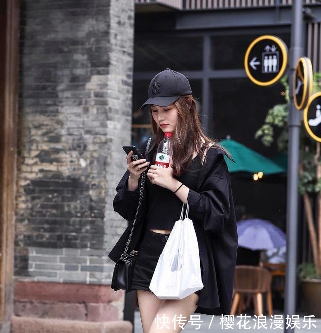 街拍, 美女穿紧身牛仔裤, 身姿优美, 长相耐看