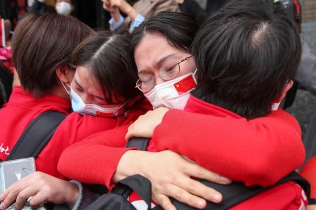  「泪目」上海第三批援鄂医疗队启程返沪，战友送别，场面泪目……