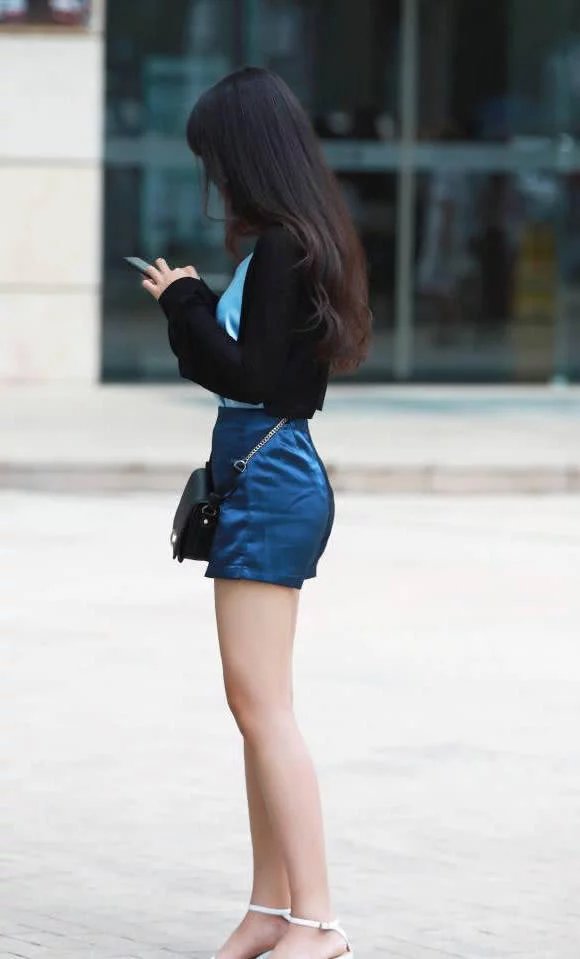 任性的小姐姐玩街拍，迈出一只脚就拍完了