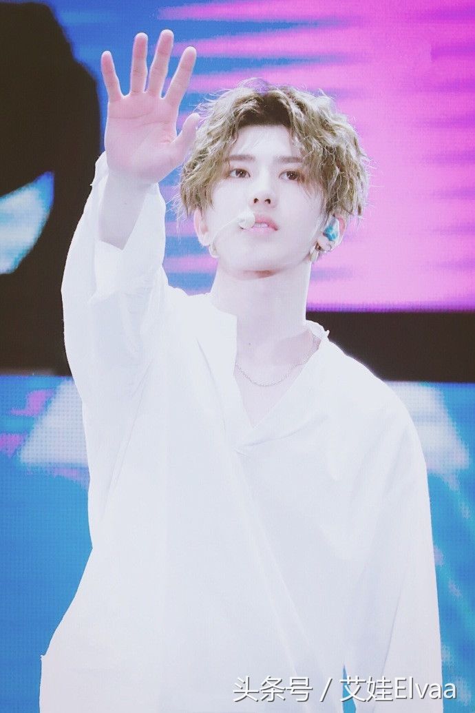 鹿晗，蔡徐坤撞造型，恋爱的鹿晗魅力甜蜜，单身的蔡徐坤性感有型