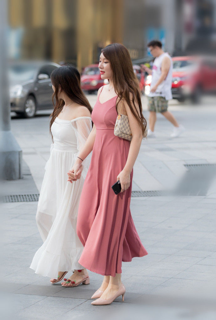 重庆街拍，连衣裙如盛开之花，小吊带的设计让你绽放雅致魅力
