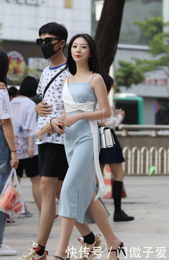  [气质]街拍吊带连衣裙搭高跟鞋，露肩又露腿，满满的少女感