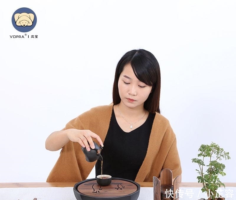 #小伙#江西南康一个小伙, 将实木茶桌与鱼缸相结合, 茶桌中养鱼,