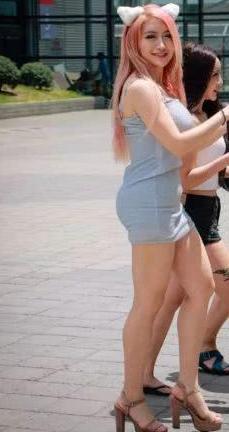 连衣短裙搭配猫耳朵，可爱出镜萌化全场