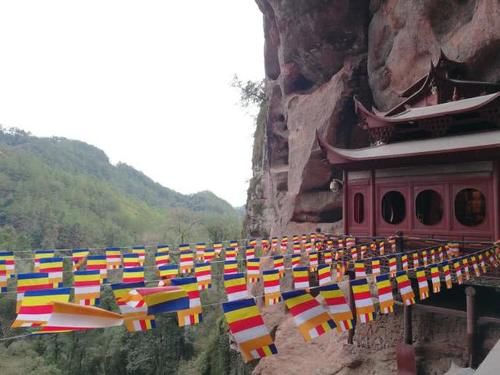 福建一千年悬空寺，仅靠一根柱子悬在半山处，全庙不费一砖一瓦！