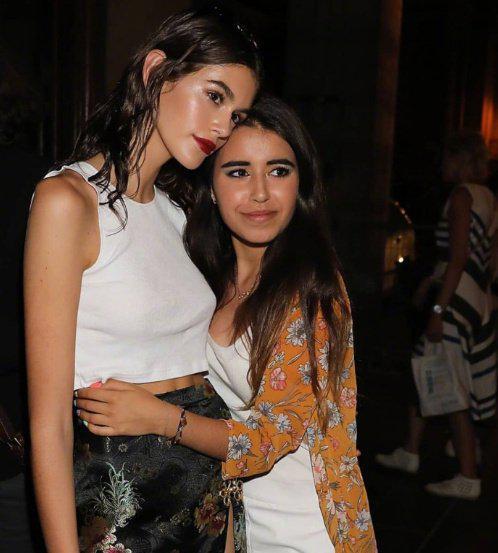 miumiu秀场后的她，身穿中国风刺绣开衩短裙，简单又时髦