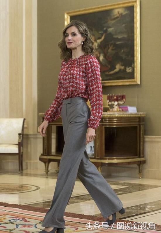 西班牙王后又换发型，短发精炼烫发迷人，网友:女神调皮了