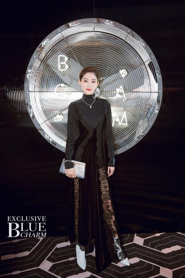 时装周上的王媛可太抢眼!穿长裙都掩不住大长腿