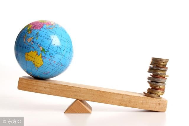 银行工作人员劝说顾客,不要把钱存入余额宝,对