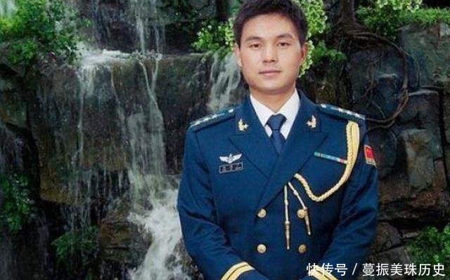 生死一刻！28岁飞行员1.1秒救4000人壮烈牺牲，追悼会上补办婚礼