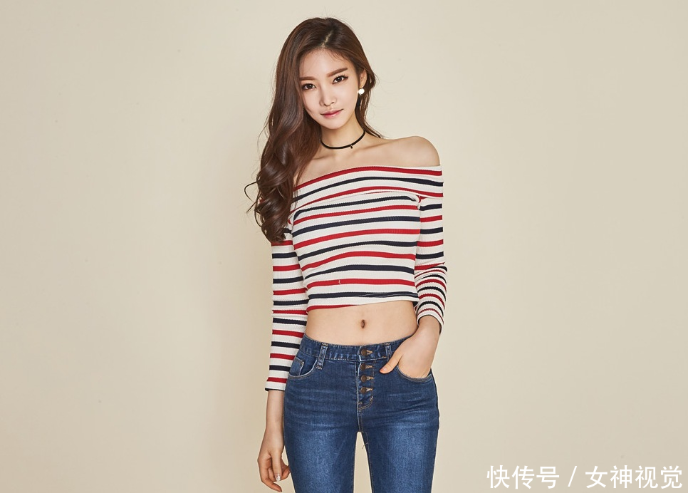 五官精致的牛仔裤美女，清爽活力，彰显十足街头风格！