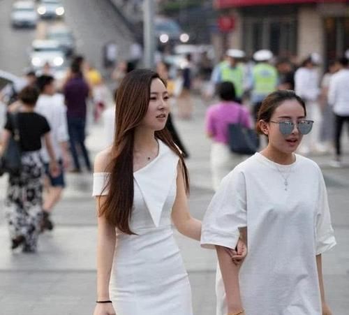  楚楚动人■路人街拍，打扮时尚的闺蜜，都穿了白色的连衣裙，楚楚动人